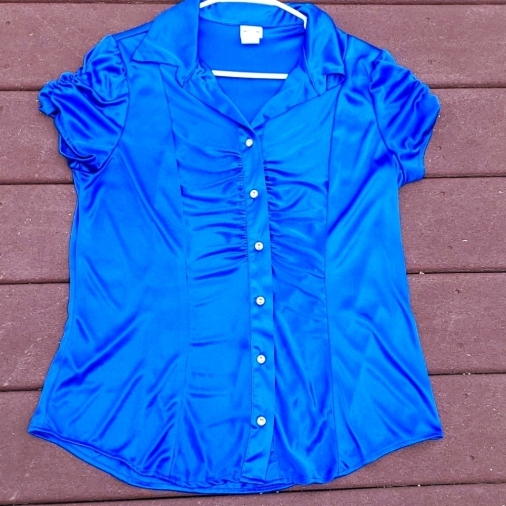 Size 2XL evogues button up shirt​​​​​​